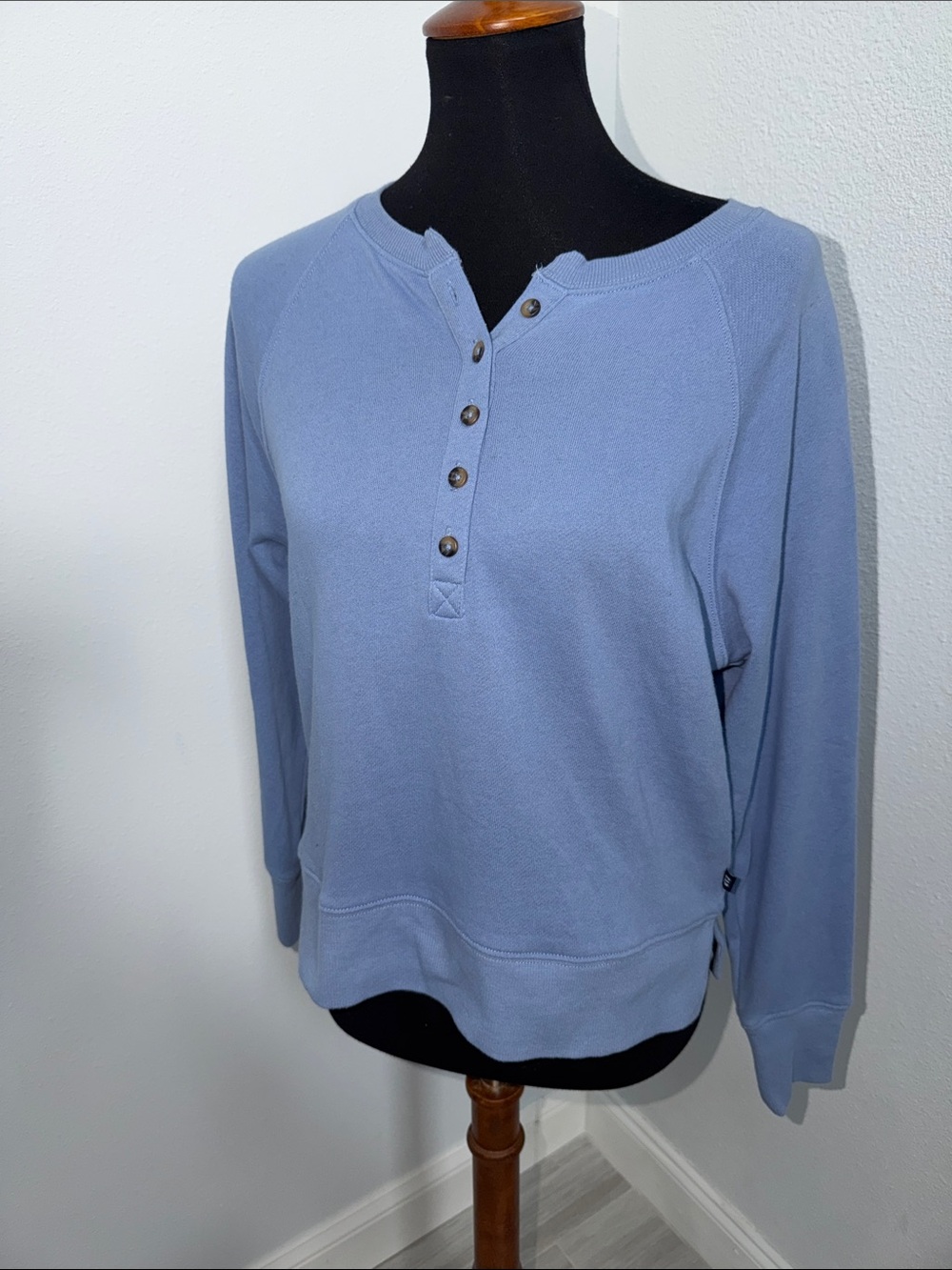 GAP Women's Periwinkle blue cotton Pullover crew neck button sweatshirt medium